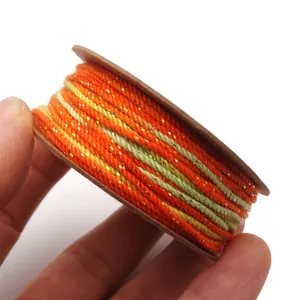 Nahaufnahme von 1,2 mm meliertem, handgedrehtem Baumwollfaden mit goldenem Glitzer