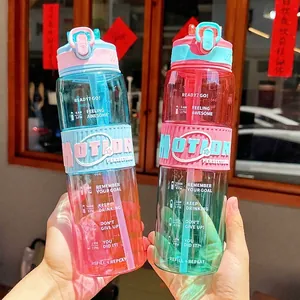 Nahaufnahme von zwei Fitness-Wasserflaschen mit Zeitmarkierungen für die tägliche Flüssigkeitszufuhr