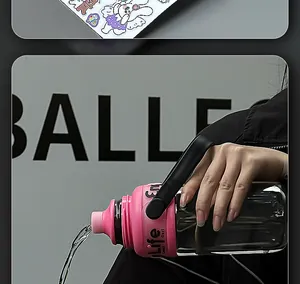 Detailansicht einer großen rosa Kunststoff-Wasserflasche mit Griff beim Ausgießen von Wasser.
