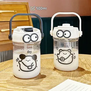 Nahaufnahme von zwei süßen 500ml Cartoon-Wasserflaschen mit tragbaren Griffen und Strohhalmen