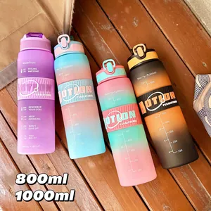 Vier Sportflaschen mit Farbverlauf und Zeitmarkierung in den Größen 800 ml und 1000 ml