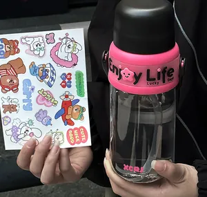Große transparente Kunststoff-Trinkflasche mit Strohhalm und süßen Cartoon-Aufklebern