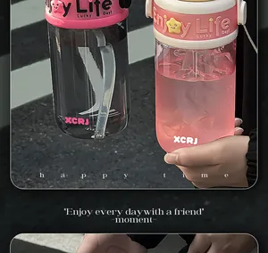 Detailansicht von zwei tragbaren Plastikwasserflaschen mit Strohhalmen und rosa Deckeln