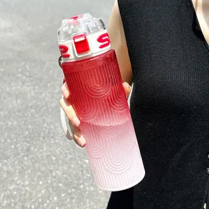 Detailansicht einer Sport-Wasserflasche mit rotem Farbverlauf und Wellenstruktur.