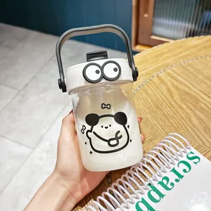 Nahaufnahme einer niedlichen, tragbaren Cartoon-Trinkflasche mit Panda-Design.