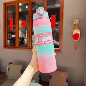 Handgehaltene 1000ml Trinkflasche mit Farbverlauf in Pink und Türkis und Skala Markierung