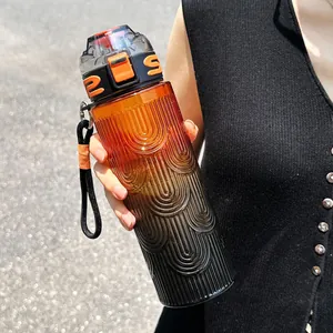 Detailansicht der gewellten, farbverlaufenden Sport-Trinkflasche in Orange und Schwarz