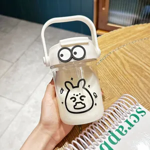 Detaillierte Ansicht einer niedlichen Cartoon-Wasserflasche mit Hasen-Print und Augen-Deckel