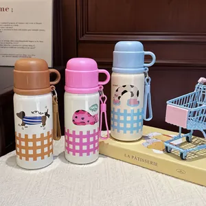 Dettaglio di tre simpatici thermos in acciaio inox con disegni di animali a cartone.