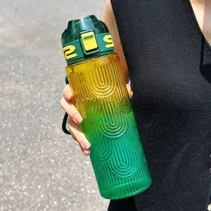 Detailaufnahme der tragbaren Sport-Wasserflasche mit grün-gelbem Farbverlauf und Wellentextur.