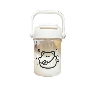 Süße tragbare Cartoon-Strohhalm-Wasserflasche mit Griff und schlichtem Bär-Design