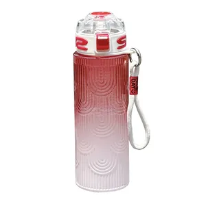 Rote Kunststoff-Wasserflasche mit Farbverlauf, Wellenstruktur und praktischem Trageriemen