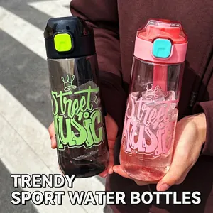 Detalle de botellas de agua deportivas negras y rosas con estampado Street Music