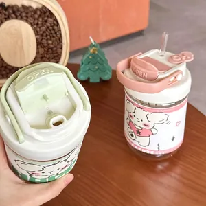 Détail du couvercle de la tasse de 500ml montrant les deux orifices de boisson et paille.