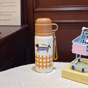 Dettaglio dell'illustrazione del simpatico bassotto sulla borraccia termica in acciaio