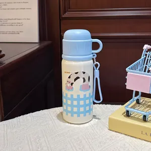 Dettaglio di un simpatico thermos in acciaio inox con cartoni animati e tappo azzurro
