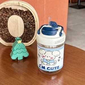 Gros plan d'une jolie gourde en plastique avec paille bleue et étui en cuir.