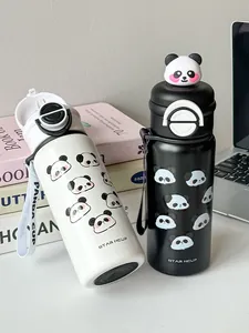 Nahaufnahme einer niedlichen Panda-Isolierflasche mit 3D-Panda-Deckel