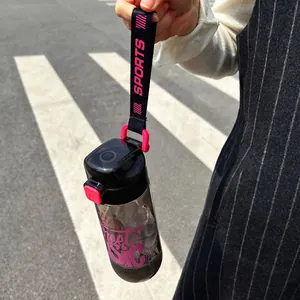 Botella de agua deportiva portátil con correa 'SPORTS' y detalles rosas para fitness