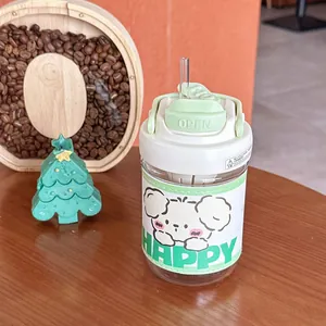Détail d'une mignonne gourde dessin animé avec étui en cuir vert chiot sur table en bois