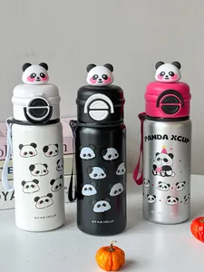 Detail der niedlichen Panda isolierten Edelstahl Trinkflaschen in drei Farben