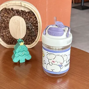 Détail d'un gobelet à eau mignon avec ours de dessin animé, paille et étui en cuir