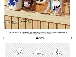 Gros plan de gobelets à eau mignons avec poignée et décoration de texte anglais