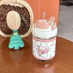 Jolie bouteille d'eau de dessin animé avec paille, étui en cuir rose et motif de petit chiot