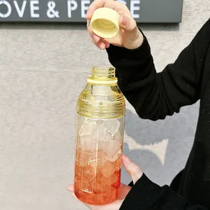 Primer plano de una botella de agua de plástico naranja con hielo y graduación