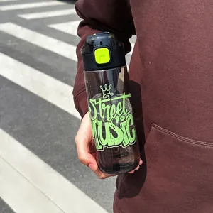 Primer plano de una botella de agua deportiva moderna con diseño graffiti Street Music en mano.