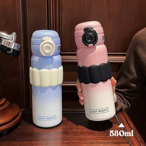 Détail des bouteilles isothermes de 580ml en acier dégradé avec manchons ondulés