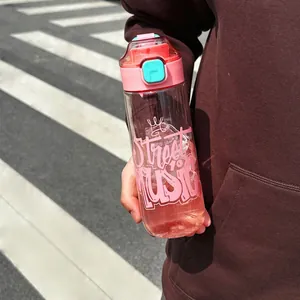 Detalle de botella de agua deportiva de plástico con estampado rosa moderno