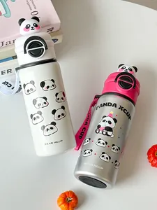 Nahaufnahme des süßen Panda-Deckels und Musters auf der isolierten Edelstahlflasche.