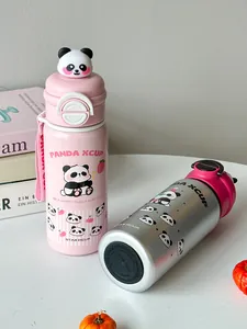 Detailansicht von rosa und silbernen Panda-Edelstahl-Thermoskannen mit süßen 3D-Deckeln