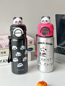 Detailansicht niedlicher Panda-Isolierflaschen mit 3D-Figuren und hübschen Cartoons