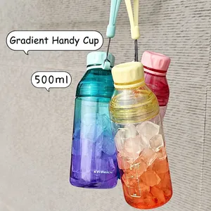 Primer plano de botellas de agua de plástico degradado de 500ml con correas y hielos