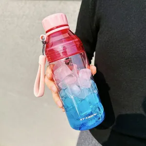 Primer plano de una botella de agua de plástico degradado rojo y azul con cubitos de hielo.