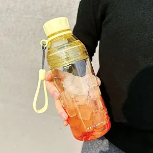 Detalle de una botella de agua de plástico naranja degradado con cubitos de hielo y filtro