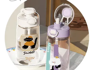 Vue détaillée de deux gourdes mignonnes avec paille et motifs de chat et de nuage