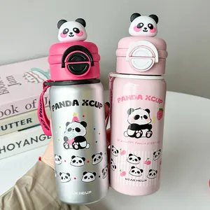 Niedliche Panda-Edelstahl-Isolierflaschen in Silber und Rosa mit 3D-Deckeln.