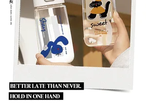 Gros plan de bouteilles d'eau portables en plastique style ins avec mignons motifs d'animaux