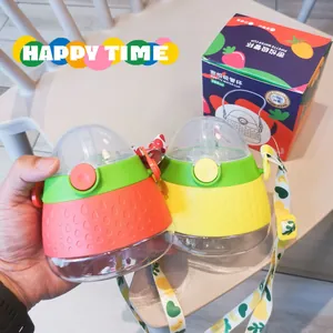 Vista detallada de vasos infantiles con temática de fresa y piña con su empaque