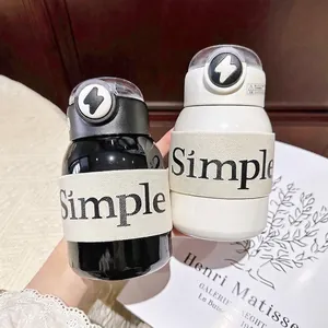 Gros plan de bouteilles isothermes en acier inoxydable noir et blanc avec manchon Simple