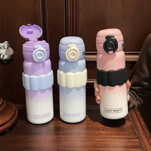 Vue détaillée de trois bouteilles isothermes en acier inoxydable dégradé avec pailles