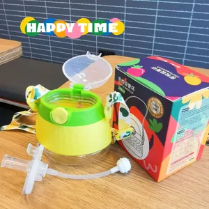 Vista detallada de la taza Tritan para niños con diseño de frutas, correa y caja