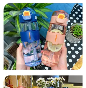 Nahaufnahme von blauen und rosa Sport-Wasserflaschen mit Strohhalm und Klappdeckel.