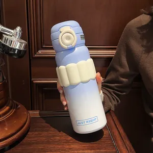 Vue détaillée d'une bouteille isotherme dégradée bleu et blanc avec le logo JUST RIGHT.