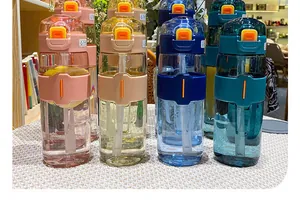 Detailansicht farbiger Sport-Wasserflaschen aus Kunststoff mit Strohhalm und Klappdeckel