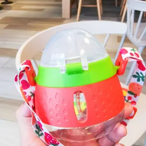 Detalle de la botella de agua infantil con forma de fresa con escala de 280ml y correa
