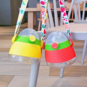 Primer plano de botellas de agua para niños con forma de fruta y correas de colores